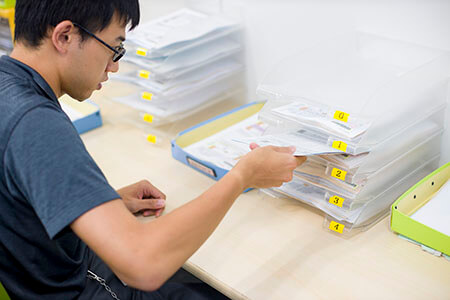 手続き書類の処理業務(書類の仕分け・整番・証券番号の入力等)